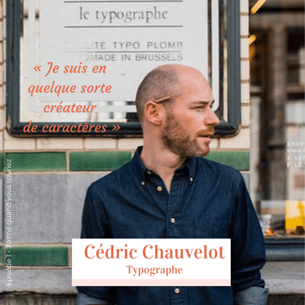 Cédric Chauvelot, typographe, debout devant une enseigne de typographie, citant "Je suis en quelque sorte créateur de caractères."